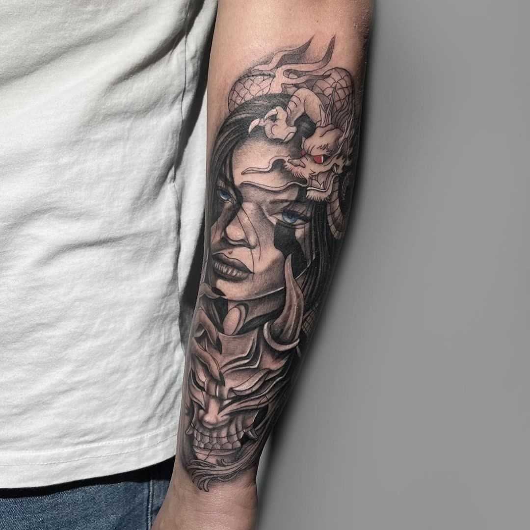 Siyah & Gri dövme çalışması · Prisma Tattoo