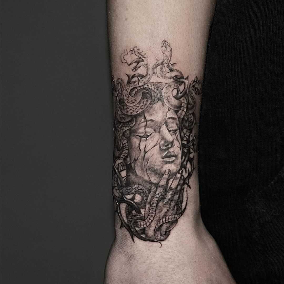 Siyah & Gri dövme çalışması · Prisma Tattoo